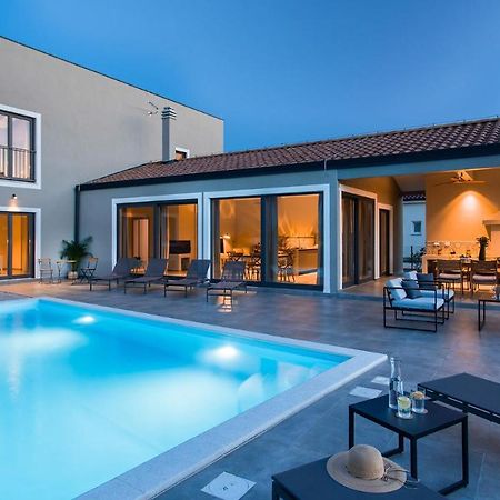 Villa & Jardin - Luxury Villa With Swimming Pool Vrh  Buitenkant foto