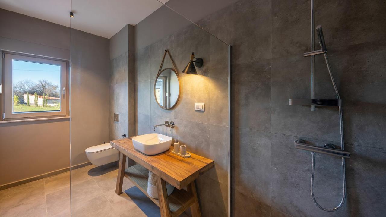 Villa & Jardin - Luxury Villa With Swimming Pool Vrh  Buitenkant foto