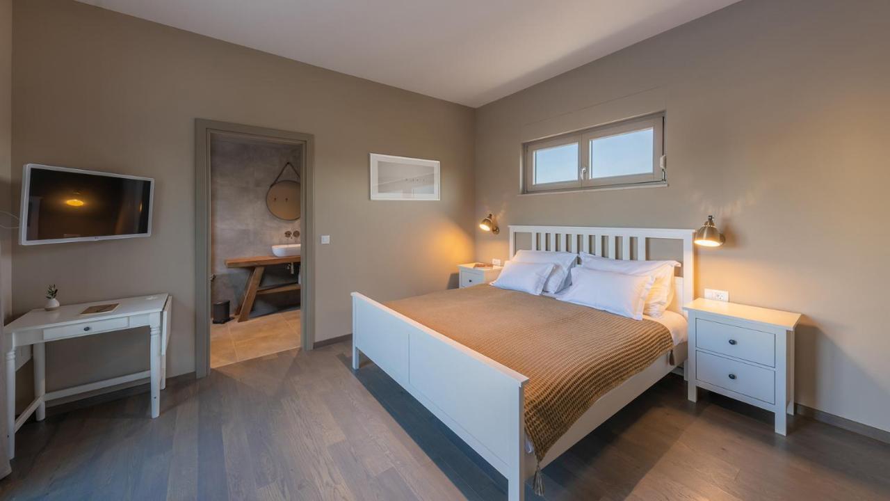 Villa & Jardin - Luxury Villa With Swimming Pool Vrh  Buitenkant foto
