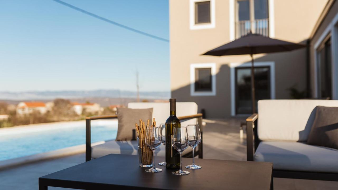 Villa & Jardin - Luxury Villa With Swimming Pool Vrh  Buitenkant foto
